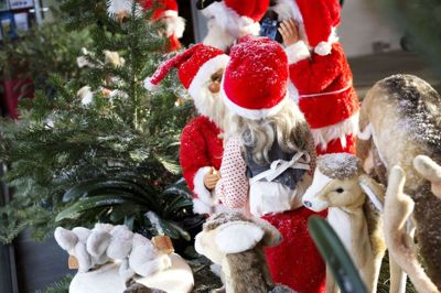 De berømte nisser fra Mette Mode kan opleves i Museumsgade frem til jul. Foto: Pr-foto