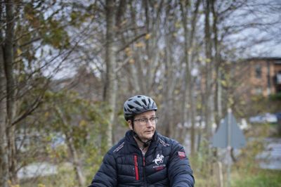 Kevin Kjeldsen holder meget af at være aktiv, selvom han har en senhjerneskade. Udover at cykle en gang om ugen, går han også til ridning og riffelskydning. Han kan også rigtig godt lide at køre gokart, og der får han ofte banen for sig selv. Efter ulykken i 2002 mistede Kevin Kjeldsen selvfølgelig sit kørekort, men på gokartbanen får han lov til at være bag rattet. Foto. Martin Ballund