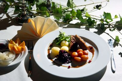 Stegt andebryst er ikke udpræget fed julemad, men det kræver alligevel sin vin, når der kommer rødkål, brunede kartofler og asier på tallerkenen. Foto: Henrik Ole Jensen