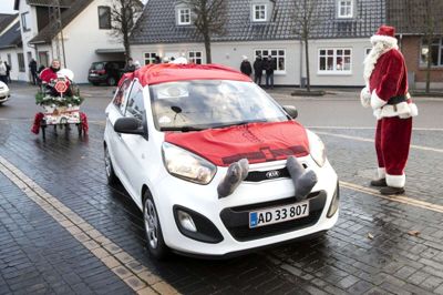 Omkring 150 biler holdt jul på hjul i Videbæk, da byens juletræ blev tændt. Julemanden Carsten Sjøberg dirigerede trafikken med de pyntede biler. Foto: Tom Laursen