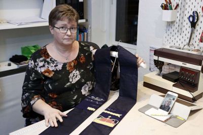 Stolaen er blevet til i Elly Benner Poulsen systue i hendes hjem i Skibbild-Nøvling. Majbrith Holdgaard, der er kunstneren bag stolaen, var med på et videoopkald, så de begge kunne fortælle om det spændende fælles projekt. foto: Flemming Hansen