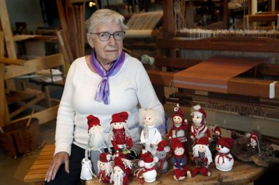 I 10 år har 80-årige Gerda Willumsen lavet nisser, engle, snemænd og julemus i nisseværkstedet på Tekstilmuseet. På grund af corona bliver det i år til nissekits, som børnene får med hjem, så de kan lave nissen derhjemme. Foto: Flemming Hansen