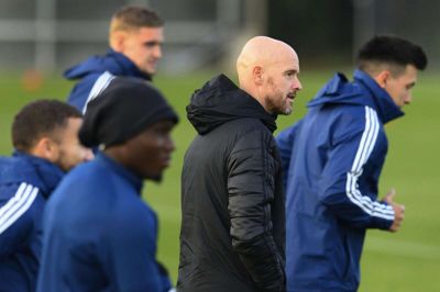 Ajax-træner Erik ten Hag (i.m.) var ikke tilfreds med sit holds kvalitet på bolden, da hollænderne vandt 2-1 på MCH Arena for tre uger siden. I aften satser han på, at hans spiller viser bedre pasningsspil trods en medtaget bane på Johan Cruijff Arena. Her ses succestræneren under tirsdagens træning på Ajax’ anlæg, »De Toekomst«. Foto: Ritzau Scanpix/AFP