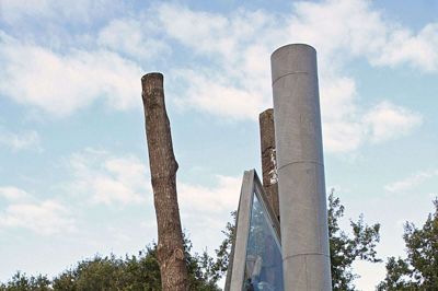 Bjørn Nørgaard ved sit »Ikast Monumentet«, da det var blevet flyttet fra Højrisparken og til Frisenborgparken. Efter 26 år her vender værket nu retur. Foto: Privatfoto
