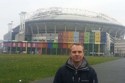 Folkebladets udsendte må leve uden restaurantbesøg, men han kan til gengæld se frem til et Champions League på det enorme Johan Cruijff Arena, som ses her i baggrunden. Foto: Privatfoto