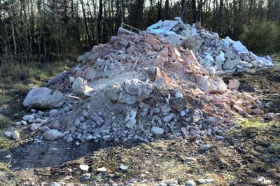 Rind Plantage har endnu engang fået udsat fristen til at fjerne godt 738 ton usorteret byggeaffald, der er brugt som vejfyld i skoven syd for Herning. Foto: Herning Kommune