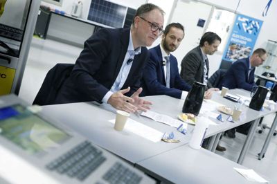 Henrik Kjeldsen - nummer to fra venstre - under den nylige åbning af ingeniørstudiets Engineering Lab, hvor de studerende skal arbejde med en 3D-metalprinter. Herning Kommunes Erhvervs- og Borgerservicechef oplyser, at kommunen nu sætter flere penge af til metal-området de næste tre år. Foto: Henrik Ole Jensen