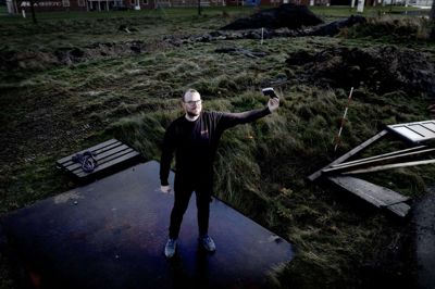 - Det var lige der, vi kunne få en grund. Det er et fint sted med en god beliggenhed, fortæller Flemming Svendsen-Tune om flytningen af FL Teknik fra Hvidelvej 10 til Hvidelvej 18, hvor graveriet til nybyggeriet er gået i gang. Foto: Henrik Ole Jensen