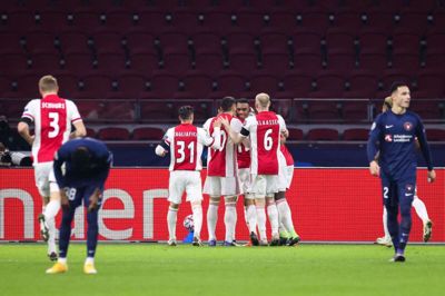 Ajax-spillerne jubler over Ryan Gravenberchs 1-0-scoring, mens FCM’erne græmmer sig under holdenes kamp onsdag aften i Amsterdam. Foto: Ritzau Scanpix