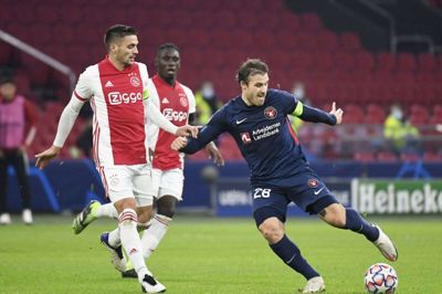 Erik Sviatchenko og FCM tabte fuldt fortjent 1-3 i Amsterdam, hvor anføreren tillige blev udvist i overtiden. Dermed er midtstopperen færdig i Champions League-sæsonen. Foto: Ritzau Scanpix