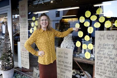 I december opfordrede Lisbeth Ladekjær blandt andet sine kunder til at fortælle, hvad de glædede sig til. Hun var selv glad for en rigtig god julehandel, som hun kunne stå imod med under nedlukningen. Foto: Henrik Ole Jensen