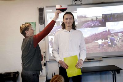 Lederen af den særligt tilrettelagte ungdomsuddannelse STU på Autismecenter Vest, Sonja Bach Møller, kunne torsdag holde både dimissionstale og sætte huen på hovedet af »sin« første elev, Frederik Kørvel Jakobsen. Foto: Flemming Hansen