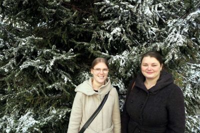 HerningCentret har pyntet op til jul blandt andet med et stort udendørs juletræ, hvor falsk sne er strøget henover trænålene. Malene Jensen (t.v.) og Vicki Jørgensen mener, herningCentret er lykkedes godt med udsmykningen. - Jeg synes ikke, der er gået for meget Gertrud Sand i det, vurderer Vicki Jørgensen. Foto: Stig Dahlgren Atzen