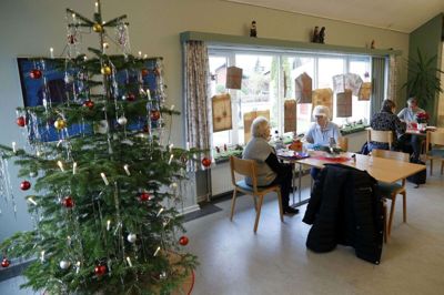 Det er også blevet jul i Alhuset i år. Her kan man opleve julestemningen, spise risalamande og købe julebagværk med hjem. Markedet foregår over tre dage i år og holdes i dag som den sidste dag i år. foto: Flemming Hansen