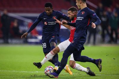 Frank Onyeka (t.v.) bremser her Ajax-kreatøren Zakaria Labyad på vej ind i det midtjyske straffesparksfelt. Den energiske midtbanefighter er en af de spillere, som FC Midtjylland skal gøre sig klar på snart at finde en erstatning for. Allerede i sommerens transfervindue trak han konkret interesse. Foto: Ritzau Scanpix/AFP