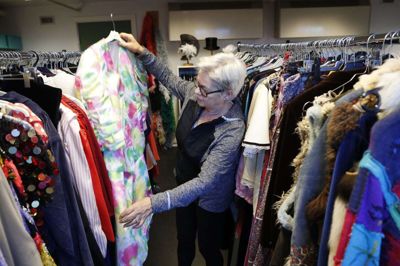 Hvis der er en, der kender til kjoler og design, er det Leila Steenberg, der tidligere havde egen tekstilvirksomhed og en årrække var kostumier på MCH’s musicalopsætninger. Nu er hun frivillig i Røde Kors og en af de to ledere i udlejningsbutikken på Absalonsvej. Foto: Flemming Hansen