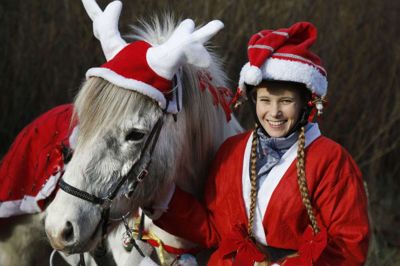 Nathja Viborg Hattens spreder juleglæde i Stakroge, når hun juleaftensdag rider igennem byen, hvor folk kan hilse på hende og hendes julepyntede hest. Ligesom de andre år medbringer hun godteposer til børnene. foto: Henrik Ole Jensen