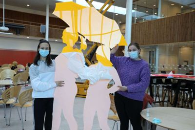 De studerende har selv været med til at skabe de store menneskeskikkelser. Foto: Privatfoto