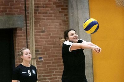 Alma Uhrenholt (t.v.) er en af landets bedste til volleyball i sin årgang. Forrest ses Lucia Dujmovic. Hun er lige begyndt til volleyball, men spiller allerede med de bedste. Klubben er god til at rumme niveauforskelle, og derudover giver det de nye meget at spille med de bedste. Foto: Tom Laursen
