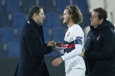 At FCM - her med cheftræner Brian Priske (t.v.), målscorer Alexander Scholz og assistenttræner Morten »Duncan« Rasmussen - hentede point ude mod Atalanta var vigtigt for klubbens selvforståelse i Europa, mener eks-anfører Jakob Poulsen. Foto: Ritzau Scanpix