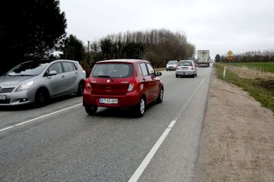 Rute 15 er noget rod. Der er for meget trafik til den smalle landevej. Det peger erhvervslivet på i en undersøgelse af virksomhedernes tilfredshed med deres vilkår i Ringkøbing-Skjern Kommune. Undersøgelsen får igen borgmester Hans ØStergaard (V) til at appellere til Folketinget om at få udvidet landevejen. Foto: Henrik Ole Jensen