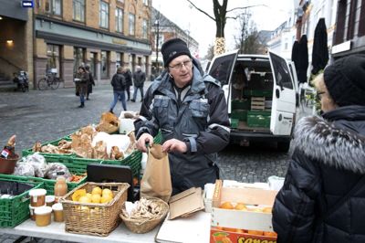 Poul Nielsen sælger primært grøntsager, han dyrker ved sin gård mellem Sunds og Simmelkær, men i fremtiden vil han også sælge blomster. Foto: Tom Laursen
