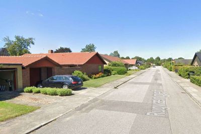 Herning Kommune fastholder, at der i kvarteret med Rugvænget, Havrevænget og Bygvænget ikke må bygges noget på de fem meter forhave ud mod vejen. Foto: Google Street View