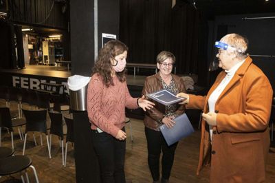 Rikke Andersen, leder af spillestedet Fermaten, og Inge-Lise Pilgaard fra LEV Vestjylland var de glade modtagere af Herning Kommunes handicappris, som Birgit Jonassen, formand for handicaprådet, havde fået æren af at uddele. Foto: Tom Laursen