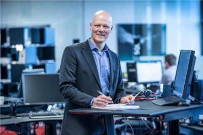 Henrik Fjordbak fejrer onsdag 11. december sit 25-årsjubilæum i it-branchen med en virtuel skål i champagne. Foto: AU Foto