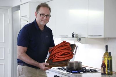 Det er ikke muligt at forudbestille nytårspølsen ved Steen Gøttsche, selvom mange har ringet og forhørt sig. - Så havde vi slet ikke haft noget at sælge fra kølerdisken, smiler slagteren. Foto: Henrik Ole Jensen