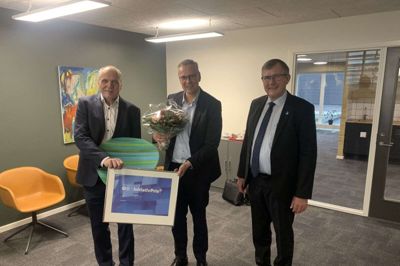 Landia-direktør Steen Buhl Larsen (t.v.) fik initiativprisen af næstformand Tommy Rahbek Nielsen fra DI Midt Vest og Ringkøbing-Skjerns borgmester, Hans Østergaard (V). Foto: Michael Jul-Nørup Pedersen