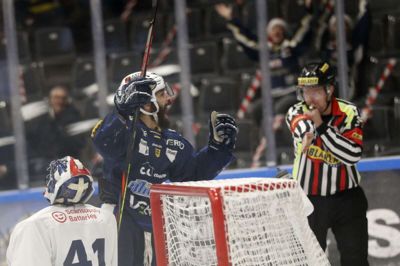 Cameron Brace udligner her til 2-2, kort efter at han fik underkendt et mål. Bluefox vandt 4-2 hjemme over Rungsted. Foto: Flemming Hansen