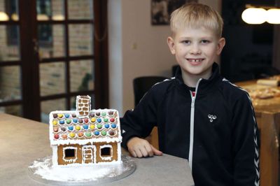 Det blev William Bruunshøj Jacobsen, som vandt »Den Store Digitale Pyntedyst« hos 3.B. på Lind Skole. Her står han foran det dekorerede brunkagehus, der fik chokoladepynt på taget og flormelis foran hoveddøren. Foto: Flemming Hansen
