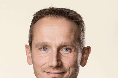 Kristian Jensen (V) besøgte i foråret sammen med flere andre politikere Brande Højskole og fik her af den afgående forstander Mogens Sommer Madsen klar besked på, hvad den ny FGU-lov har haft af negative følger for højskolen og de unge, som den skulle hjælpe. Dette besøg har nu betydet, at Venstremanden har været bannerføre for en ændring i loven, som man nu vil stemme igennem med eller uden om regeringen. Foto: Steen Brogaard