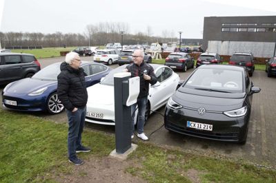 Peter Jørgensen (t.h.) og Bjarne Hornshøj fra Midtvest IT er blevet elbils-entusiaster. Foto: Tom Laursen