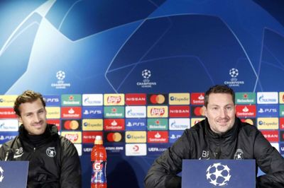 Anfører Erik Sviatchenko (t.v.) og cheftræner Brian Priske (t.h.) på tirsdagens officielle pressemøde forud for FC Midtjyllands hjemmekamp mod Liverpool FC onsdag aften. Foto: Tom Laursen