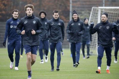Der var højt humør til FC Midtjyllands sidste træning før Champions League-braget mod Liverpool. Erik Sviatchenko (t.v.) og holdkammeraterne jagter den første sejr i turneringen. Foto: Henrik Ole Jensen