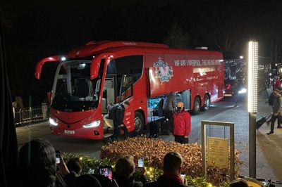 En del mennesker var mødt frem for at se stjernene fra Liverpool FC. Området blev hegnet ind så man ikke kunne komme for tæt på. Foto: Brian Holst
