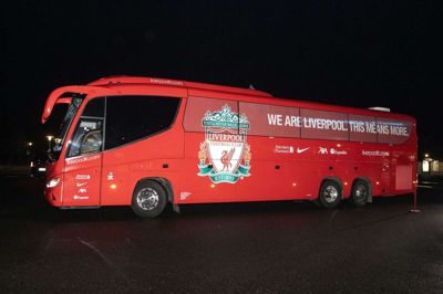 Liverpools holdbus holder parkeret foran Midtjyllands Lufthavn. Foto: Tom Laursen