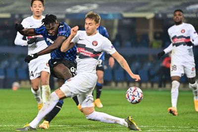Daniel Høegh får en vigtig berøring på, da Duvan Zapata trykker af. Den erfarne midtstopper var med til at gøre aftenen frustrerende for den colombianske stjerneangriber. Foto: Ritzau Scanpix/AFP