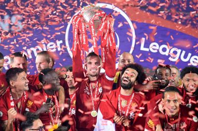 Liverpool-anfører Jordan Henderson kunne i juli i år løfte det engelske mesterskabstrofæ. Det var klubbens første mesterskab i 30 år, og det har kollosal betydning for klubben, byen og fansene, understreger Paul Gorst, der er Liverpool FC-journalist på avisen Liverpool Echo. Foto: Ritzau Scanpix