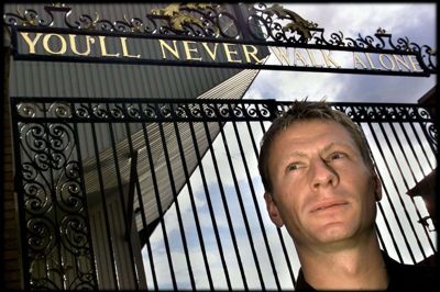 I fem år var Jørgen Nielsen på kontrakt hos storklubben Liverpool FC. Her ses den danske målmand i 1997 foran Anfields ikoniske indgangsparti. Foto: Nils Meilvang/Ritzau Scanpix