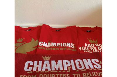 Et udvalg af Jesper Dejlov Andersens Liverpool-merchandise. Foto: Privatfoto