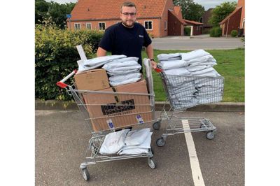 Vildbjerg-drengen Jesper Dejlov Andersen på vej på posthuset med endnu et læs Liverpool-merchandise til fans over hele Danmark. Ikke mindst omkring Black Friday har der været meget travlt i butikken. Foto: Privatfoto
