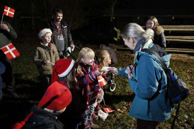 Jette Madsen delte jubilæumsmærker ud til alle spejderne, der efterfølgende kunne tage hjem og sy dem på de grønne uniformer. Foto: Flemming Hansen