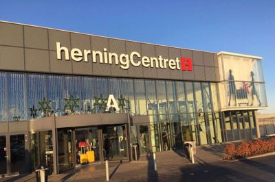 Da regeringen i går meldte ud, at restriktionerne skulle udvides til Midt- og Vestjylland, opstod der tilsyneladende forvirring om detailbutikkerne i herningCentret. Den gode nyhed er dog, at centret ikke lukker ned - som rygter ellers fejlagtigt har villet vide. Foto: Jacob Hove