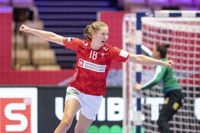 Mette Tranborg jubler over en af sine seks scoringer mod Sverige. Højrebacken fra Team Esbjerg spillede sin hidtil bedste kamp under EM i Danmark. Foto: Bo Amstrup/Ritzau Scanpix