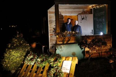 Ulla Boesen og Karsten Hansen har sørget for julehygge i butikken på Bærkær 2 i Vind. Kunderne kan også medbringe deres egne krukker eller lignende for at få lavet en mere personlig dekoration. Foto: Flemming Hansen
