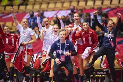 Den danske bænk jubler energisk med, når holdet scorer, og under kampen mod Spanien var der nok at juble over. Spanien leverede masser af fejl, og Danmark straffede dem kynisk og vandt 34-24. Foto: Bo Amstrup/Ritzau Scanpix