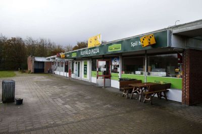 Buffalo Pizza har ligget i Lundgårdcentret i 22 år. Engang var det med ABC Lavpris som nærmeste nabo, men i dag er der ikke meget mere end pizzeriaet tilbage. Foto: Flemming Hansen